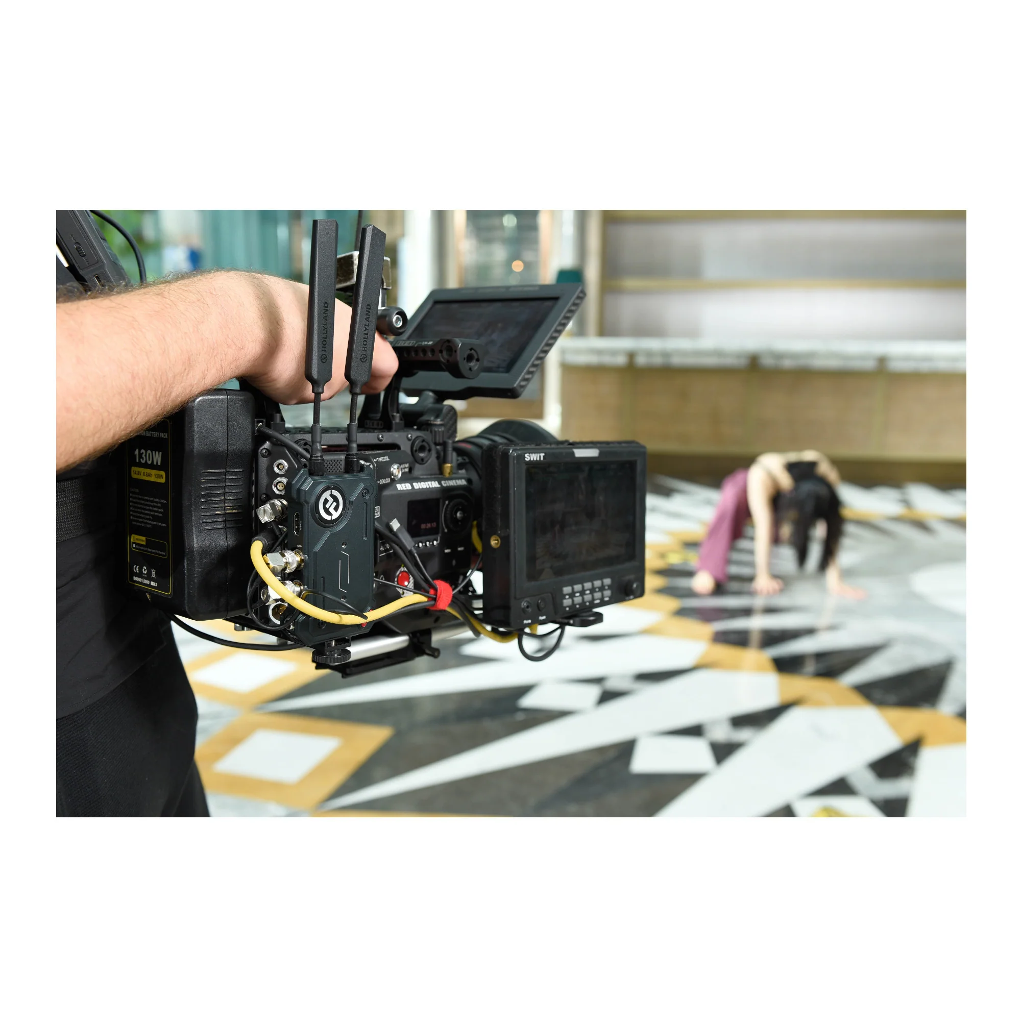 Hollyland Cosmo C1 Wireless SDI/HDMI Transmission System with 2-Pack NP-F570 Battery and LCD Charger - Image 14