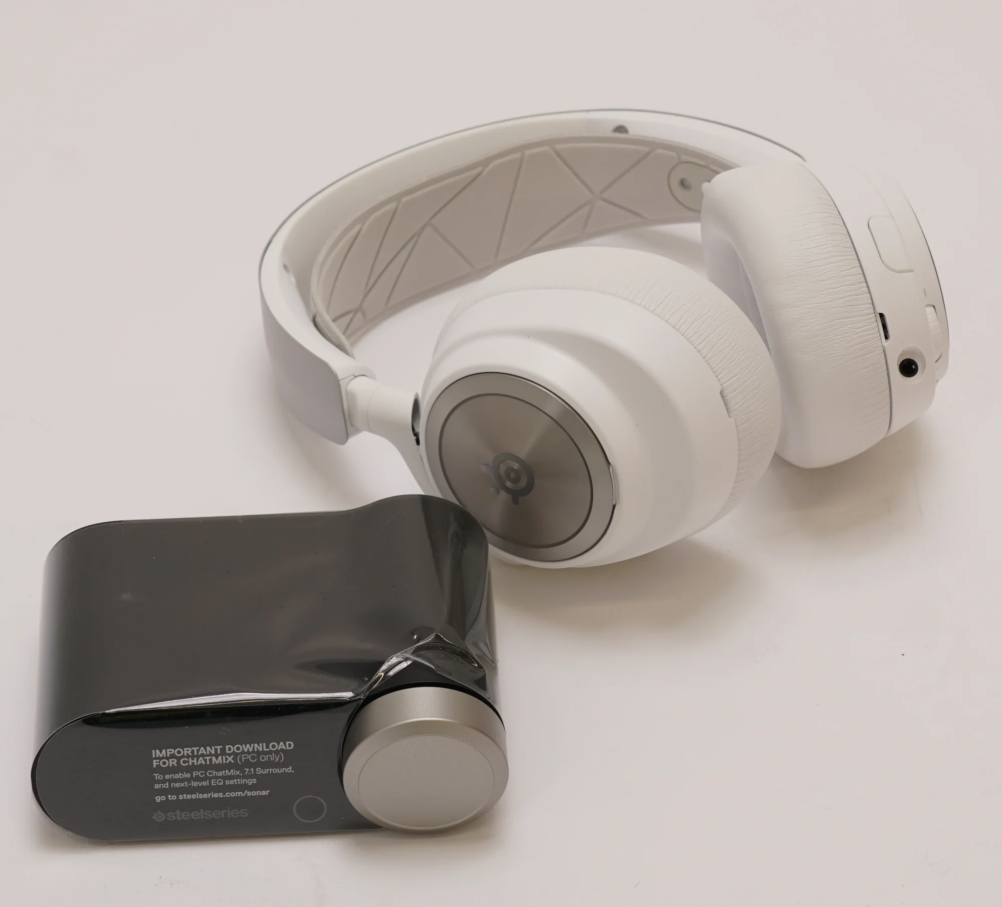 Steel Series Arctis Nova Pro Wireless Multi-System Gaming Headset (White) (Used) - Image 4